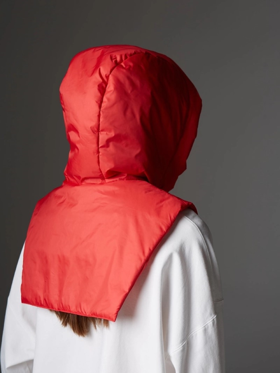 Капюшон, алый