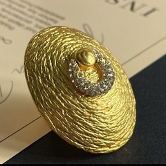 akcentnoe-krupnoe-kolco-pechatka-v-stile-schiaparelli