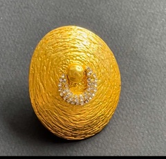 akcentnoe-krupnoe-kolco-pechatka-v-stile-schiaparelli