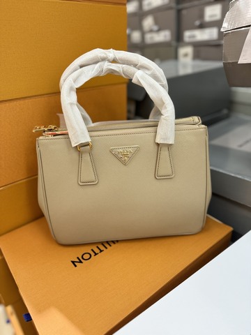 Большая сумка Prada Galleria из сафьяновой кожи