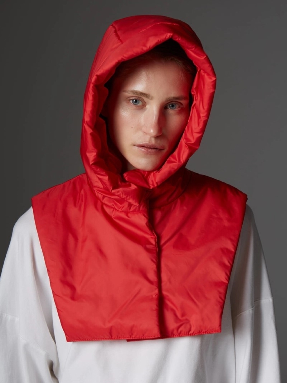Капюшон, алый