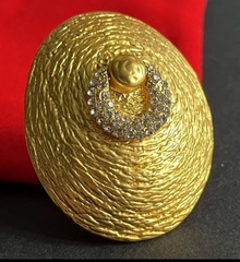 akcentnoe-krupnoe-kolco-pechatka-v-stile-schiaparelli