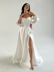 Свадебное платье с открытыми плечами и шлейфом