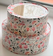 Упаковка "Шайба" принт розы с окном д 16 высота 7см