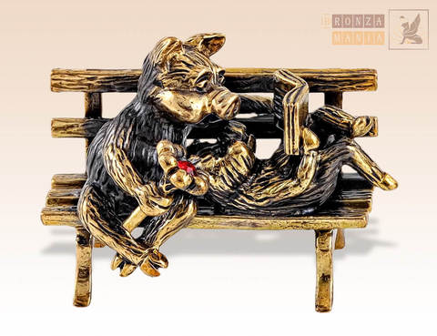 фигурка Свинки на скамейке