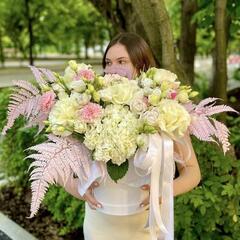 Авторская сборная композиция с Французскими розами и гортензиями в шляпной коробке. Цветы в коробке 002 Chalet Green