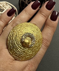 akcentnoe-krupnoe-kolco-pechatka-v-stile-schiaparelli