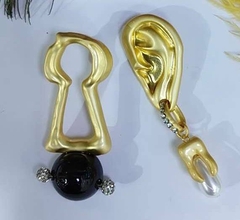 Стильные, ассиметричные серьги KEYHOLE & EAR ( ухо + замочная скважина) в стиле Schiaparelli