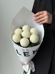 Кулек из хризантемы в белом оттенке