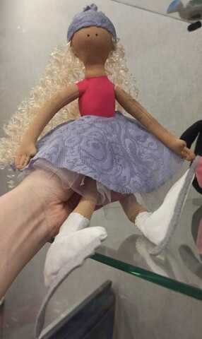 Кукла фигуристка в разных костюмах