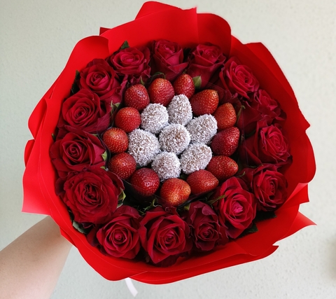 Клубника и розы