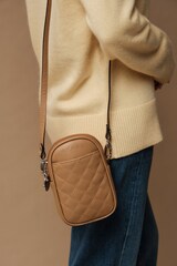 Сумка кожаная на плечо кросс-боди светло-коричневая