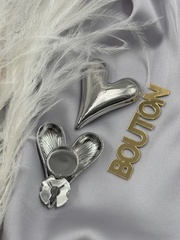 Накладка на пуговицу серебристая в форме массивного сердца