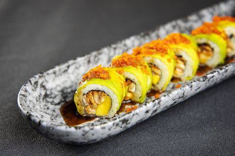 Ролл с угрем, авокадо и манго