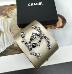 20175-braslet-manzheta-shirokij-chanel-s-logo-iz-latuni-v-pozolote-lux