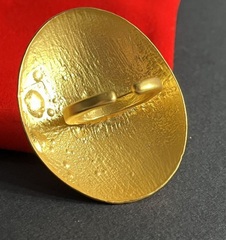 Акцентное крупное кольцо печатка в стиле Schiaparelli