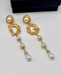 20232-sergi-dg-iz-latuni-v-limonnoj-pozolote-c-podveskami-ih-zhemchuga