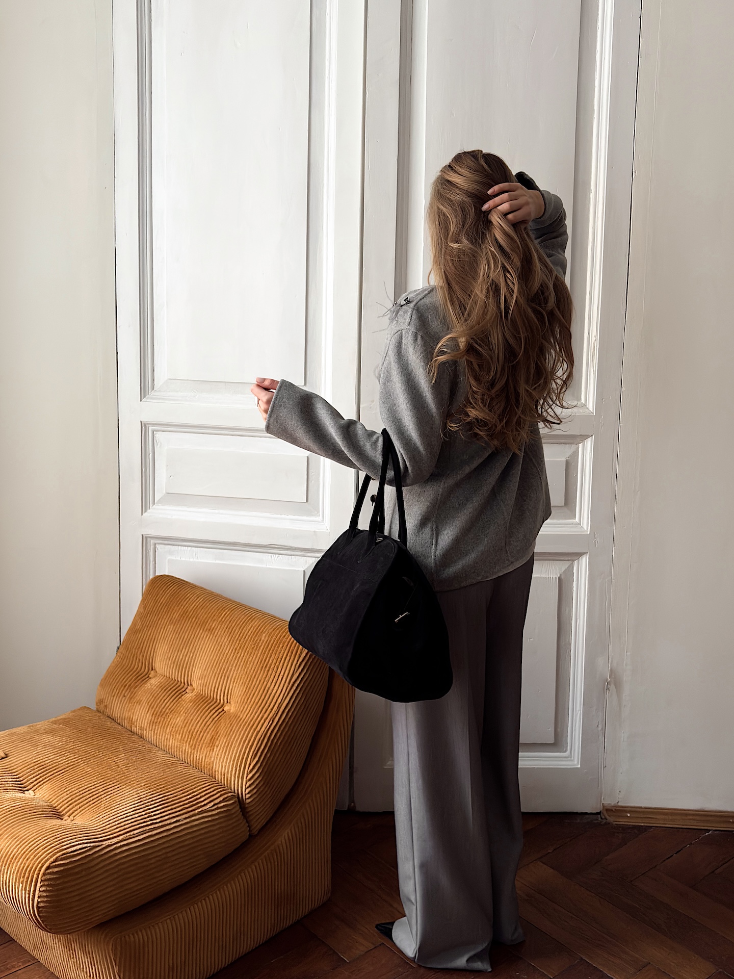 Пальто в стиле блейзера с декором из перьев