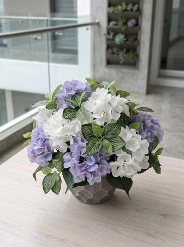 Гортензия бело-сиреневая в горшке искусственная