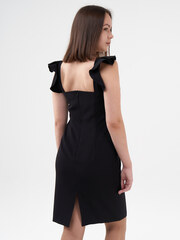 Платье-футляр с воланами