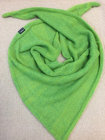 Треугольный шарф-косынка (меланж зелено-салатовый)