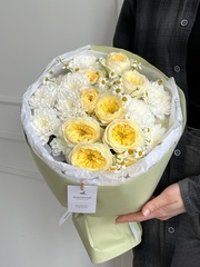 Букет сборный из кустовых пионовидных роз, ромашки и хризантемы