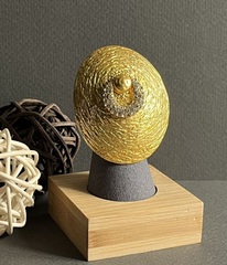 akcentnoe-krupnoe-kolco-pechatka-v-stile-schiaparelli