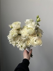 Свадебный букет из ранункулюсов, лизиантуса и одноголовых роз