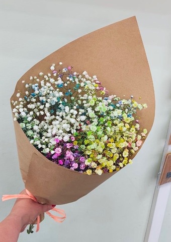 Разноцветная гипсофила в крафтовой упаковке