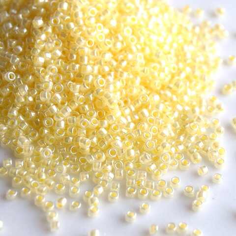 Бисер Тохо круглый 11/0 0142 бледно-желтый перл/Toho round
