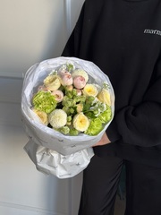 Букет из кустовых пионовидных роз, хризантемы, диантусов и лизиантуса