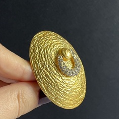 akcentnoe-krupnoe-kolco-pechatka-v-stile-schiaparelli