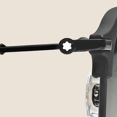 Солнцезащитные очки в черной металлической оправе