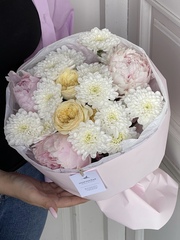 Сборный букет с хризантемой и пионами