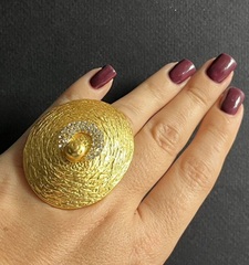 Акцентное крупное кольцо печатка в стиле Schiaparelli