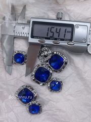 Пуговицы серебристые мягкий квадрат с крупным синим камнем