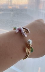 Браслет жесткий НЕЖНОСТЬ в стиле BRUNI с розовой, холодной эмалью