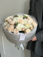 Букет из кустовых пионовидных роз, диантусов и оксипеталума