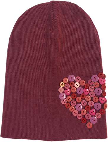 Бордово-малиновая шапочка с пуговичным сердечком