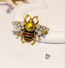 Стильная брошь с микрожемчугом в форме МУХи style by GUCCI