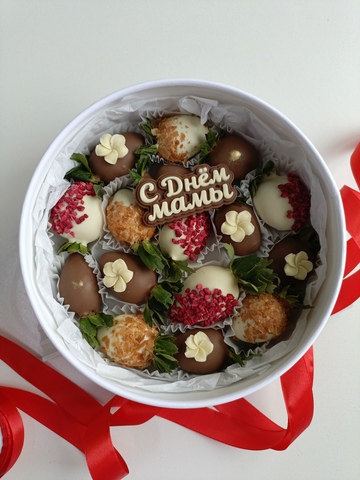 Клубника в шоколаде в круглой коробке