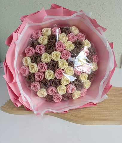 Букет 61 шоколадная роза