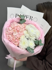 Дуо-букет из розовой гортензии и белых кустовых хризантем