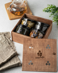 Подарочный набор с орехами в меду и чаем в деревянном ящике
