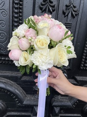 Свадебный букет из диантусов, зелени, кустовых пионовидных и одноголовых роз