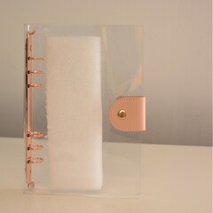 Обложка силиконовая (ПВХ) прозрачная с хлястиком из кожзама и розовым кольцевым механизмом, формат А5 - II