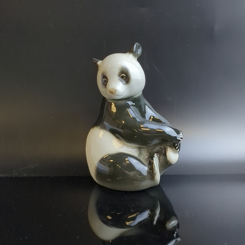 Статуэтка "Панда сидит", скульптор П.П. Веселов, фарфор, роспись, Ленинградский фарфоровый завод (ЛФЗ), СССР, 1970-1991 гг.