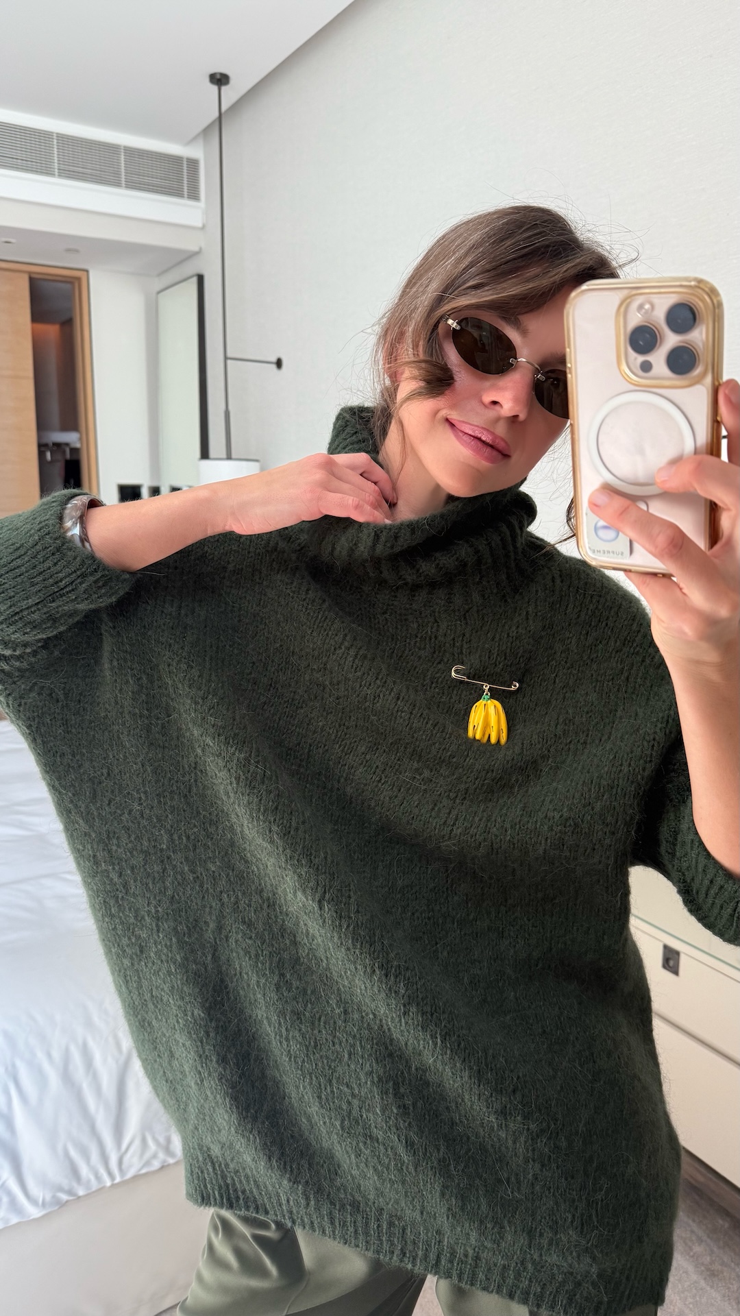 Булавка с подвеской в виде бананов