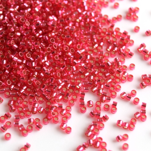 DB-2154 Бисер цилиндрический Миюки делика 11/0 Гибискус прозрачный с серебристой линией внутри /Miyuki delica 11/0 Duracoat S/L Dyed Hibiscus