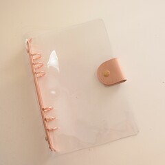 Обложка силиконовая (ПВХ) прозрачная с хлястиком из кожзама и розовым кольцевым механизмом, формат А5 - II